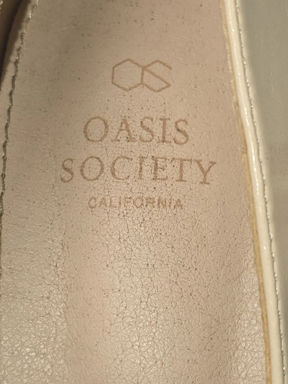 Oasis Society shiny cream